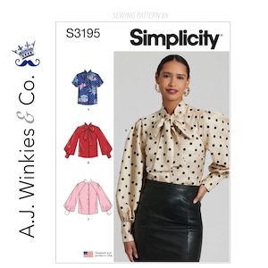 Può includere: Modello di cucito Simplicity S3195. L'immagine mostra una donna che indossa una camicetta color crema con pois neri e un grande fiocco. Il modello include illustrazioni di tre diversi stili di camicetta. Il testo "A.J. Winkies & Co." è a sinistra.
