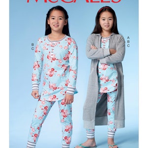 Girls&#39;/Girls&#39; Plus Robe with Hood, Henley Top and Banded Pants - McCall&#39;s M7499