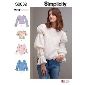 Könnte beinhalten: Simplicity Schnittmuster S8839, mit einer weißen Bluse mit Puffärmeln. Das Muster enthält Illustrationen verschiedener Blusen-Designs, darunter ein Blumenmuster und gestreifte Optionen. Der Text "easy-to-sew" ist zu sehen.