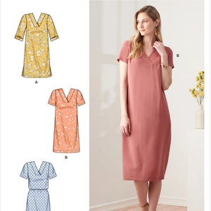 Peut inclure: Patron Simplicity S9262 avec trois modèles de robes et une femme portant une robe rose. Le patron comprend une robe jaune à fleurs, une robe orange à fleurs et une robe bleue à motifs. La taille du patron est de 34-42.