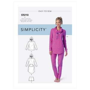 Puede incluir: Patrón de costura Simplicity S9210. La imagen muestra a una mujer con un conjunto de pijama rosa con cuello alto y cordón. El patrón incluye dibujos de un top con capucha, una túnica larga con capucha y pantalones cortos. El texto "EASY-TO-SEW" está en la parte superior.