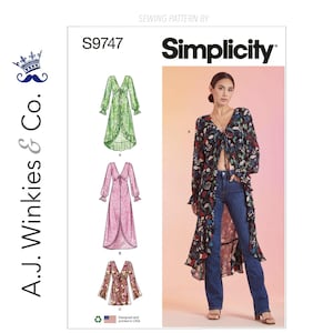 Op de afbeelding: Simplicity naaipatroon S9747. Het patroon bevat drie verschillende ontwerpen voor jurken met lange mouwen. De afbeelding toont een vrouw die een van de ontwerpen draagt, een lange jurk met bloemenprint en een striksluiting. Het patroon is ontworpen en gedrukt in de VS.