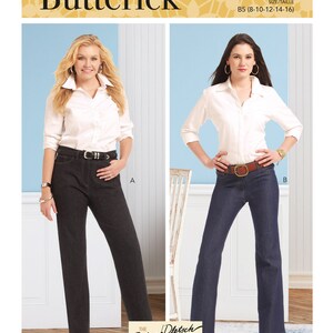 Op de afbeelding: Twee vrouwen die een wit overhemd met knopen en jeans modelleren. De vrouw links draagt ​​zwarte jeans en de vrouw rechts draagt ​​blauwe jeans. Het patroon bevat de tekst "Butterick" en "B6840".
