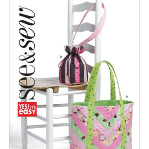 Könnte beinhalten: Ein Nähmuster für zwei Taschen, eine Tragetasche und eine Kordeltasche. Die Tragetasche ist pink, grün und weiß mit einem Chevron-Muster und Marienkäfern. Die Kordeltasche ist schwarz und pink mit weißen Punkten. Das Muster heißt "see & sew" und die Nummer ist B5596.