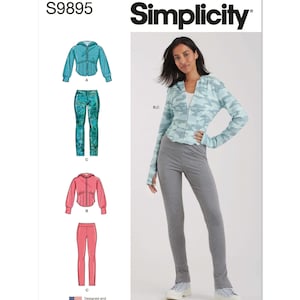 Op de afbeelding: Simplicity patroon S9895 toont een vrouw in een lichtblauwe camouflagejas met ritssluiting en grijze leggings. Het patroon bevat illustraties van een blauwe jas en broek, en een roze jas en broek. Ontworpen en gedrukt in de VS.