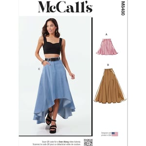 Può includere: Modello di cucito McCall's con una donna che indossa un top corto nero e una gonna di jeans asimmetrica a vita alta. Il modello include illustrazioni di due stili di gonna. Il testo recita "Scan QR code for a Sew-Along video tutorial."