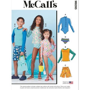Peut inclure: Patron de couture McCall's présentant des modèles de maillots de bain pour enfants. Le patron comprend des options pour un rash guard à manches longues, un short de bain et un maillot de bain une pièce. L'image montre des enfants portant les vêtements finis.