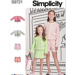 Può includere: Modello Simplicity S9721 con due ragazze in abiti coordinati. Una indossa un tailleur gonna verde, l'altra un completo pantaloncini rosa. Il modello include opzioni giacca e gonna/pantaloncini. Il testo "Designed and printed in USA" è visibile.