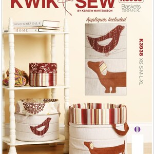 Peut inclure: Un patron de couture pour réaliser des paniers de rangement avec des applications. Le patron comprend une application d'oiseau et de teckel. Le patron s'appelle "Kwik Sew K3938 Panier XS-S-M-L-XL" et les applications sont incluses.