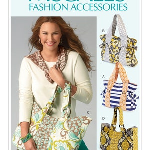 Op de afbeelding: Een McCall's Fashion Accessories patroongids met vier verschillende tote bag-ontwerpen. De tassen zijn gemaakt van kleurrijke stoffen met bloemen-, geometrische en gestreepte patronen. De gids bevat instructies voor het maken van elke tas.
