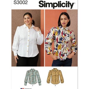 Puede incluir: Patrón de costura Simplicity S3002 para una blusa de manga larga con botones y mangas abullonadas. El patrón incluye dos variaciones: una blusa blanca y una blusa con estampado floral.
