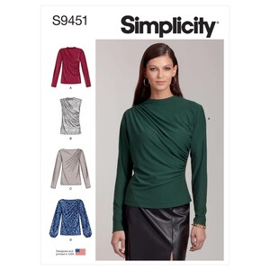 Pode incluir: O padrão de costura Simplicity S9451 apresenta um top verde de manga comprida com decote drapeado. O padrão inclui ilustrações de diferentes estilos de tops. A imagem também mostra o logotipo Simplicity e o texto "Designed and printed in USA."