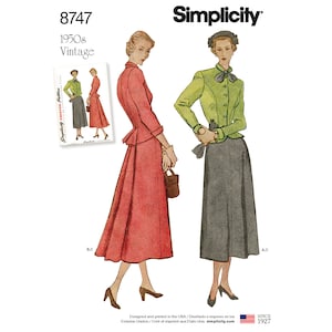 Może przedstawiać: Vintage wzór krawiecki Simplicity z dwiema sukienkami z lat 50. i kurtką ze spódnicą. Opakowanie wzoru pokazuje ilustracje odzieży. Główny obraz przedstawia czerwoną sukienkę i zieloną kurtkę z szarą spódnicą. Logo Simplicity znajduje się u góry.
