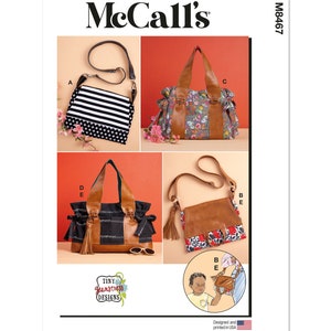Op de afbeelding: McCall's naaipatroon met vier verschillende tassenontwerpen. De tassen omvatten een zwart-wit gestreepte crossbodytas, een bloemen draagtas, een zwarte draagtas met een kwast en een bruine crossbodytas met een bloemenprint.