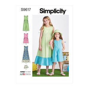 Könnte beinhalten: Simplicity Schnittmuster S9617 mit Kleidern und einem Hut. Das Muster enthält ein grün-blaues Vichy-Kleid, ein rosa Kleid und ein Blumenkleid. Das Bild zeigt zwei Mädchen in Vichy-Kleidern und einem passenden Hut.