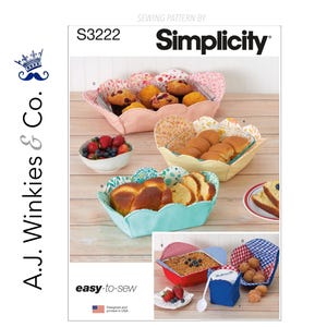 Könnte beinhalten: Simplicity Schnittmuster S3222 für leicht zu nähende Servierkörbe mit gewelltem Rand. Das Bild zeigt verschiedene Körbe gefüllt mit Backwaren und Obst. Das Muster ist in den USA entworfen und gedruckt.
