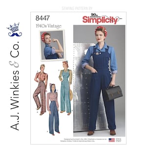 Può includere: Un modello di cucito Simplicity per abiti vintage degli anni '40. Il modello presenta illustrazioni di donne in tute, camicette e pantaloni. La copertina include il testo "8447" e "Simplicity" con il testo "Dal 1927".