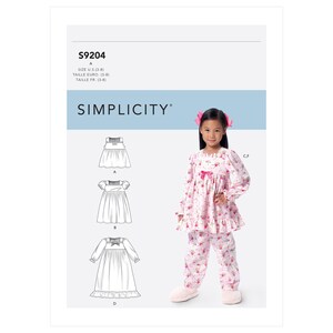以下が含まれることがあります： 子供用パジャマのSimplicityパターン。3つのドレスデザインとパジャマセットが含まれています。パジャマセットはピンクの花柄で、画像の女の子がそのセットを着ています。サイズは3〜8です。