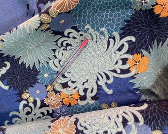 Tela de algodón japonés Shantung con estampado de crisantemo araña y diseño dobby - disponible en lotes de 1/4 de metro.