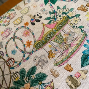 Karneval Tage - japanischer Leinen/Baumwolle - Stoff mit dem 1/4mtr Ecru Hintergrund