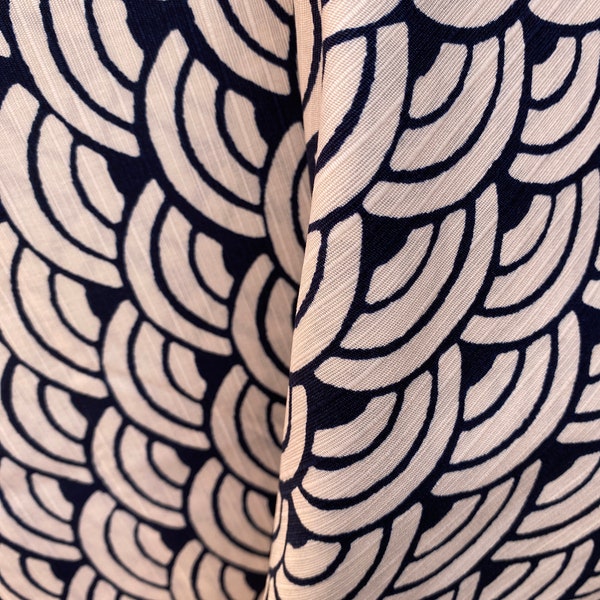 Tela shantung grande de Seigaiha (Olas del océano) azul marino sobre fondo crema de Sevenberry Japón