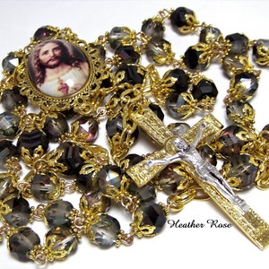 Rosario de cuentas de oro adornado con reliquias, cuentas de vidrio negro con filigrana única y facetada, crucifijo de dos tonos detallado y hecho a mano