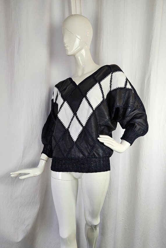 70s LEATHER CROCHET B&W graphic V neck top/batwing