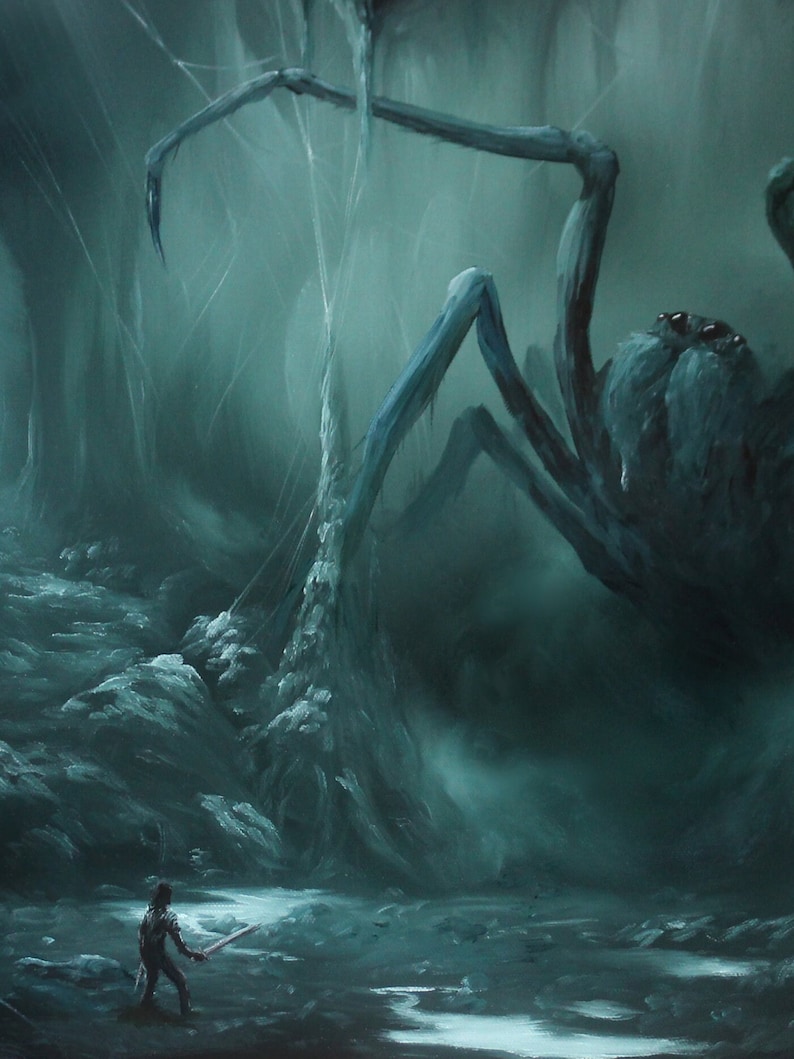 Puede incluir: Una escena de bosque oscuro y brumoso con una gran ara&ntilde;a amenazante que se cierne sobre una figura solitaria con una espada. La ara&ntilde;a tiene patas largas y delgadas y un cuerpo oscuro segmentado.