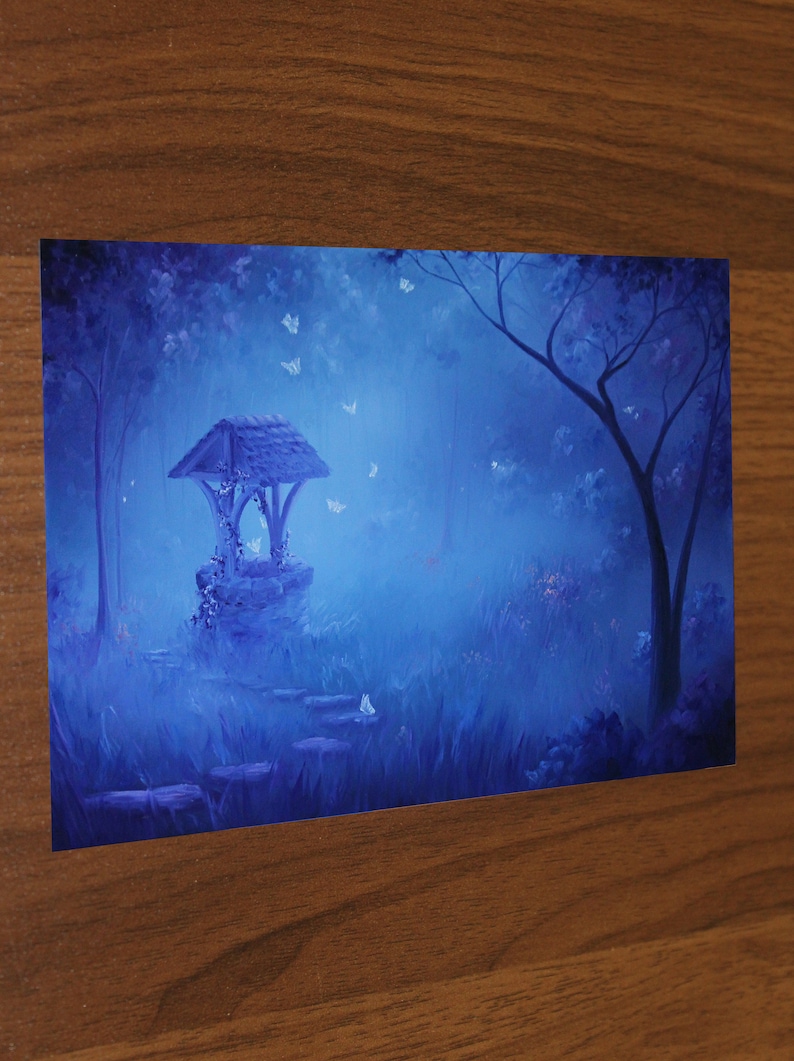 Konsttryck - Blå månbelysta förtrollade skogsfjärilar Hemlig brunn - Fantasilandskapsväggkonst - Välj storlek 10x15 cm 13x18 cm 20x25 cm 30x43 cm TRYCK Print Only