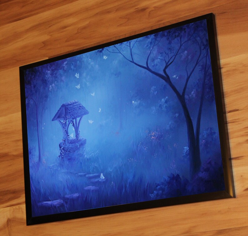 Konsttryck - Blå månbelysta förtrollade skogsfjärilar Hemlig brunn - Fantasilandskapsväggkonst - Välj storlek 10x15 cm 13x18 cm 20x25 cm 30x43 cm TRYCK bild 6