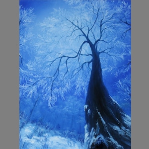Può includere: Un dipinto di un grande albero scuro con rami spogli e distesi coperti di brina bianca. La scena ritrae un bosco in inverno, resa con tonalità blu intenso e bianco brillante, creando un'atmosfera fredda e innevata.