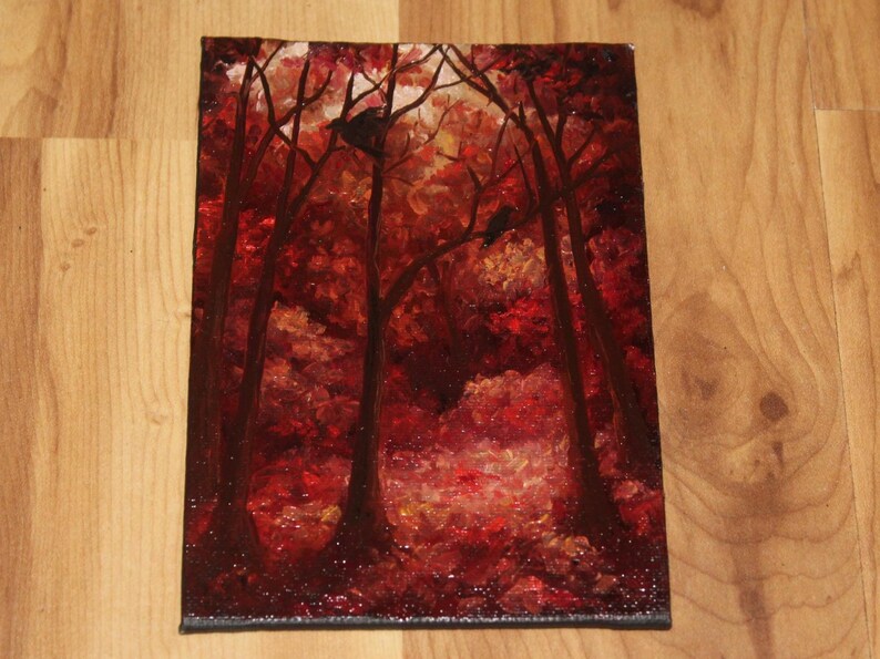 K&ouml;nnte beinhalten: Acrylbild einer Waldszene mit hohen, dunkelbraunen B&auml;umen und leuchtend rotem und orangefarbenem Laub. Zwei schwarze V&ouml;gel sitzen in den B&auml;umen. Das Kunstwerk befindet sich auf einer rechteckigen Leinwand.