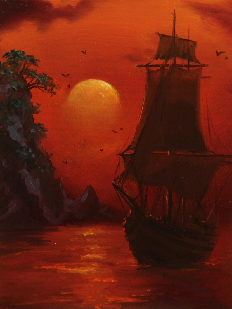 Pu&ograve; includere: Un dipinto a olio che raffigura la sagoma scura di un veliero sull'acqua durante il tramonto. Un grande sole giallo brillante &egrave; sospeso in un cielo rosso intenso. A sinistra, una scogliera rocciosa con fogliame verde scuro all'orizzonte.
