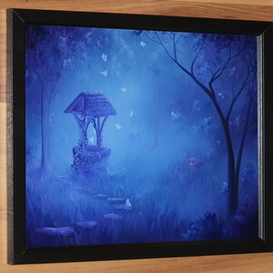 Konsttryck - Blå månbelysta förtrollade skogsfjärilar Hemlig brunn - Fantasilandskapsväggkonst - Välj storlek 10x15 cm 13x18 cm 20x25 cm 30x43 cm TRYCK Framed (black)