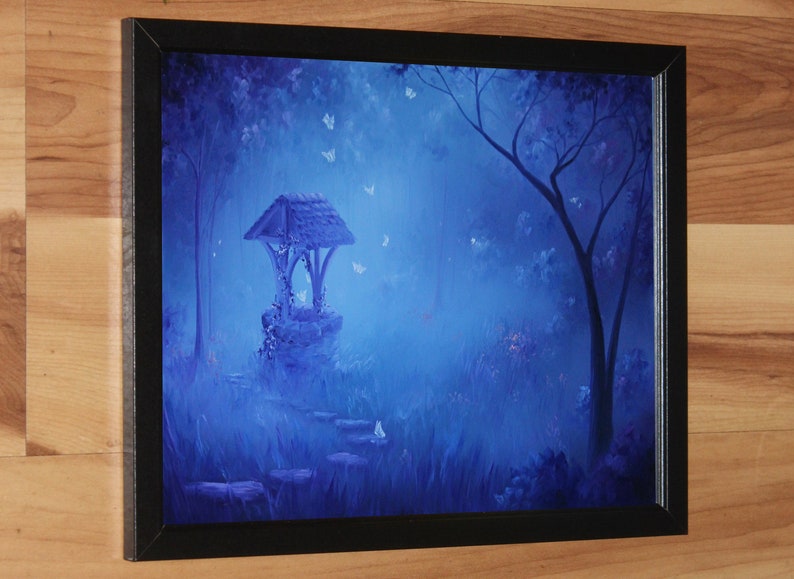 Konsttryck - Blå månbelysta förtrollade skogsfjärilar Hemlig brunn - Fantasilandskapsväggkonst - Välj storlek 10x15 cm 13x18 cm 20x25 cm 30x43 cm TRYCK Framed (black)