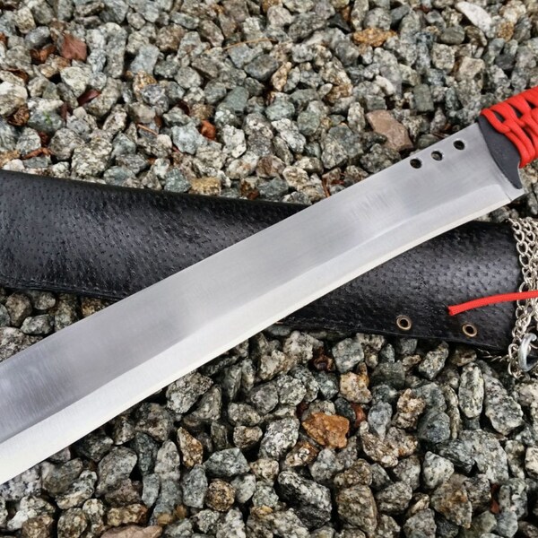 Machete niet tekst - een kort zwaard met lederen schede.