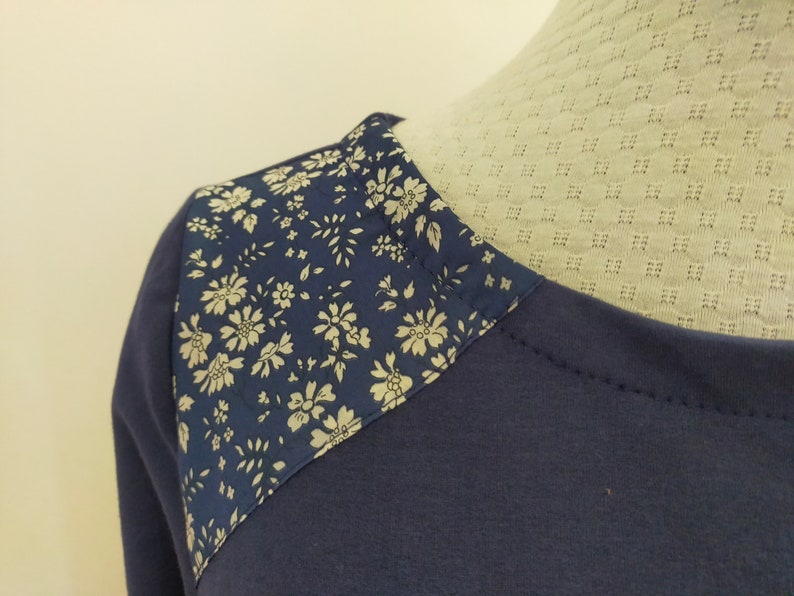 felpa blu navy e liberty con fiori sulle spalle immagine 8