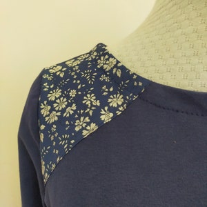 sweat bleu marine et liberty à fleurs aux épaules image 6