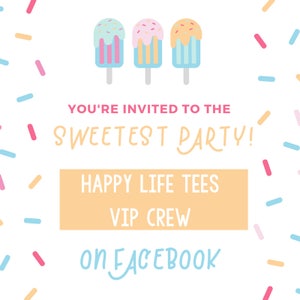 Peut inclure: Une invitation color&eacute;e &agrave; une f&ecirc;te avec le texte "YOU'RE INVITED TO THE SWEETEST PARTY!" et "HAPPY LIFE TEES VIP CREW ON FACEBOOK". L'invitation pr&eacute;sente trois sucettes glac&eacute;es de dessin anim&eacute; avec diff&eacute;rentes couleurs et des p&eacute;pites.