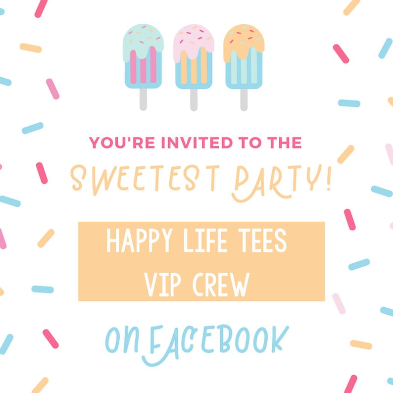 Peut inclure: Une invitation color&eacute;e &agrave; une f&ecirc;te avec le texte "YOU'RE INVITED TO THE SWEETEST PARTY!" et "HAPPY LIFE TEES VIP CREW ON FACEBOOK". L'invitation pr&eacute;sente trois sucettes glac&eacute;es de dessin anim&eacute; avec diff&eacute;rentes couleurs et des p&eacute;pites.