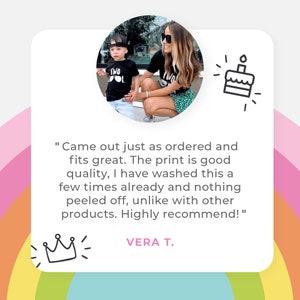 Puede incluir: Una camiseta negra con el texto "TWO COOL" en un ni&ntilde;o peque&ntilde;o y una camiseta a juego en un adulto. La imagen incluye una rese&ntilde;a de cliente con el nombre "VERA T.", una corona y una ilustraci&oacute;n de pastel de cumplea&ntilde;os.