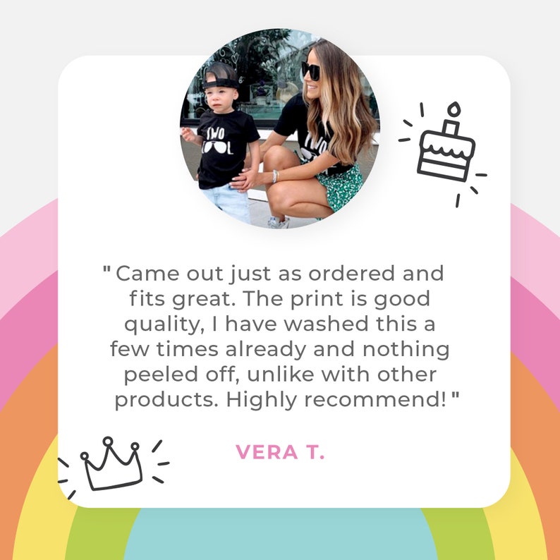 Puede incluir: Una camiseta negra con el texto "TWO COOL" en un ni&ntilde;o peque&ntilde;o y una camiseta a juego en un adulto. La imagen incluye una rese&ntilde;a de cliente con el nombre "VERA T.", una corona y una ilustraci&oacute;n de pastel de cumplea&ntilde;os.