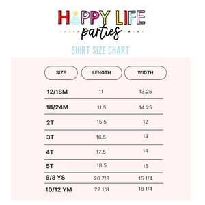 Puede incluir: Un gr&aacute;fico blanco con el texto "HAPPY LIFE parties" y "SHIRT SIZE CHART". El gr&aacute;fico enumera las tallas de camisetas de 12/18M a 10/12 YM, con las medidas de largo y ancho correspondientes en pulgadas.