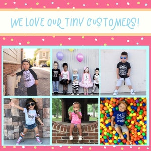 Peut inclure: Un collage de photos mettant en sc&egrave;ne des enfants portant diff&eacute;rents t-shirts avec des slogans amusants et ludiques. Les t-shirts pr&eacute;sentent des phrases comme "Je suis avec la f&ecirc;te", "Jamais trop cool pour l'&eacute;cole" et "En fuite, mais je suis toujours juste derri&egrave;re toi".