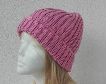 Hat crocheted in pink from pure Merino