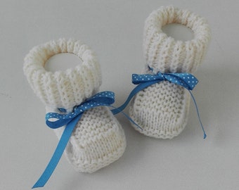 gestrickte Babyschuhe Taufschuhe in weiß gestrickt