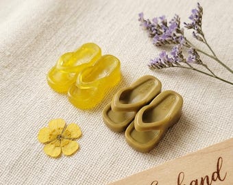2 Pairs of Miniature Sandals for Dolls, Flip Flops (2.5cm x 1cm) | Fits Various Doll Body Types