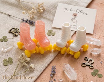 Retro Miniature Roller Skates for Neo Blythe, 1/6 Scale Doll Quad Skates, Salmon Pink & White Toy Boots with Yellow Wheels, Doll Prop