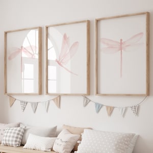 Arte de pared con libélulas, decoración en rosa ruborizado, juego de 3 impresiones de libélulas, póster rosa para guardería, decoración de pared minimalista, obra de arte moderna en acuarela