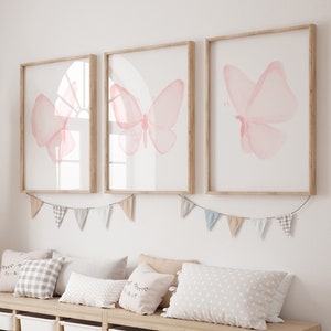 Arte infantil en color rosa bebé, juego de 3 impresiones, impresión artística de mariposa, decoración de guardería de niña, arte de pared para habitación de niños, pintura de acuarela con póster rosa